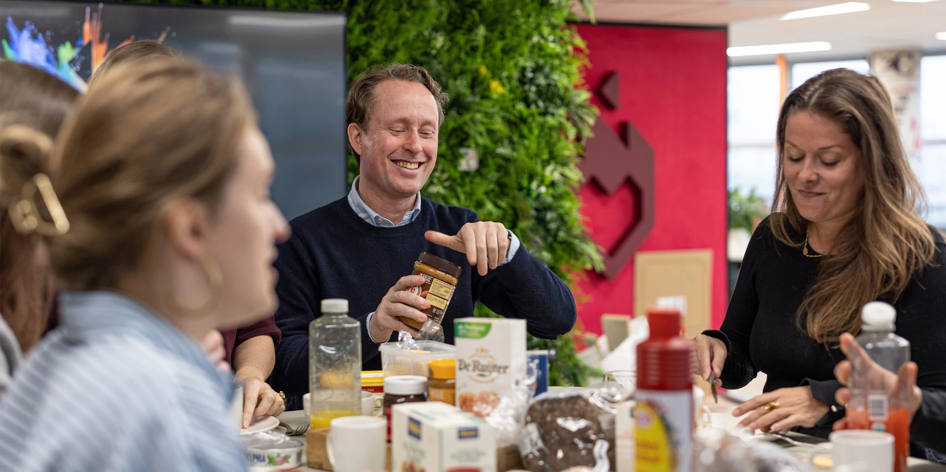 Twee collega's werken samen aan tafel