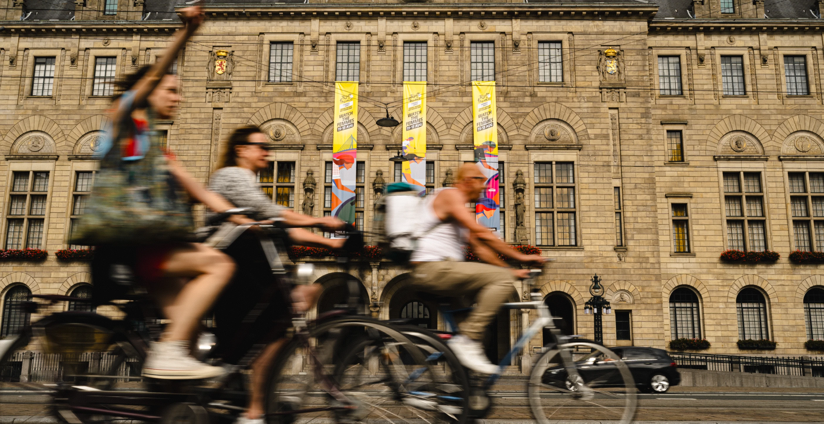 Wielrenners rijden door Rotterdam tijdens de Tour de France Femmes